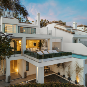 Villa Contemporánea de Lujo en Puente Romano con Vistas al Mar