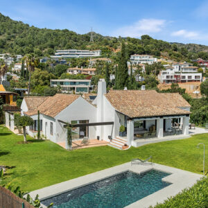 Villa Mediterránea Renovada en Cascada de Camoján, Marbella
